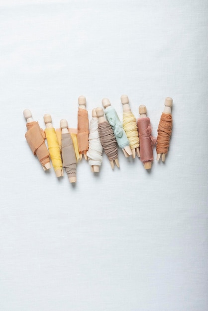 różne kłębki nici w pastelowych kolorach